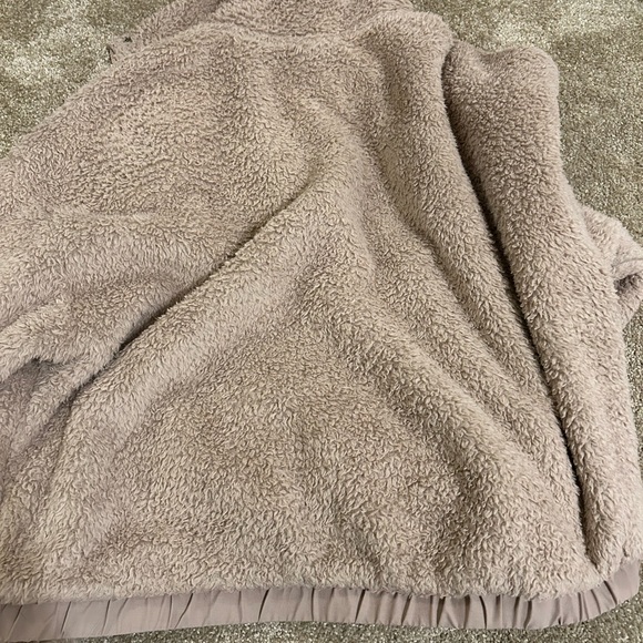 COPY - Fabulously soft Vuori Sherpa zip up in Umber. Medium - Picture 5 of 5